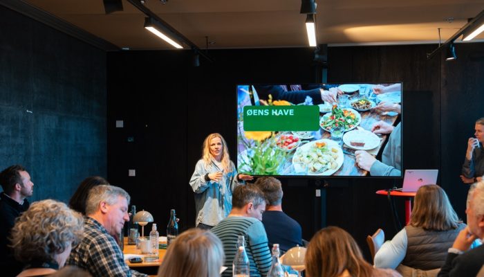 A woman from øens Have speaks to attendees.